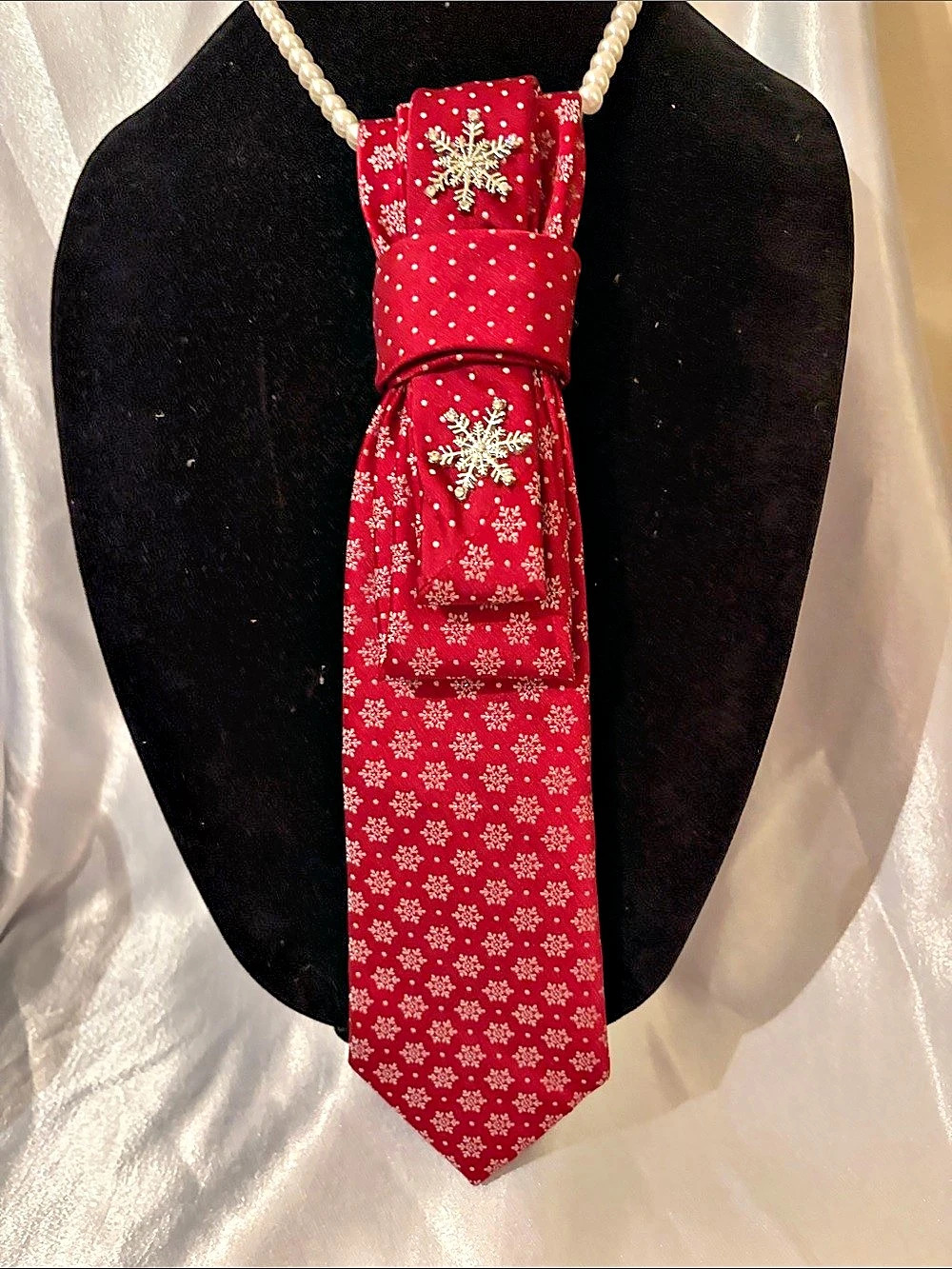 Red Snowflake Statemwnt Tie Necklace Like New